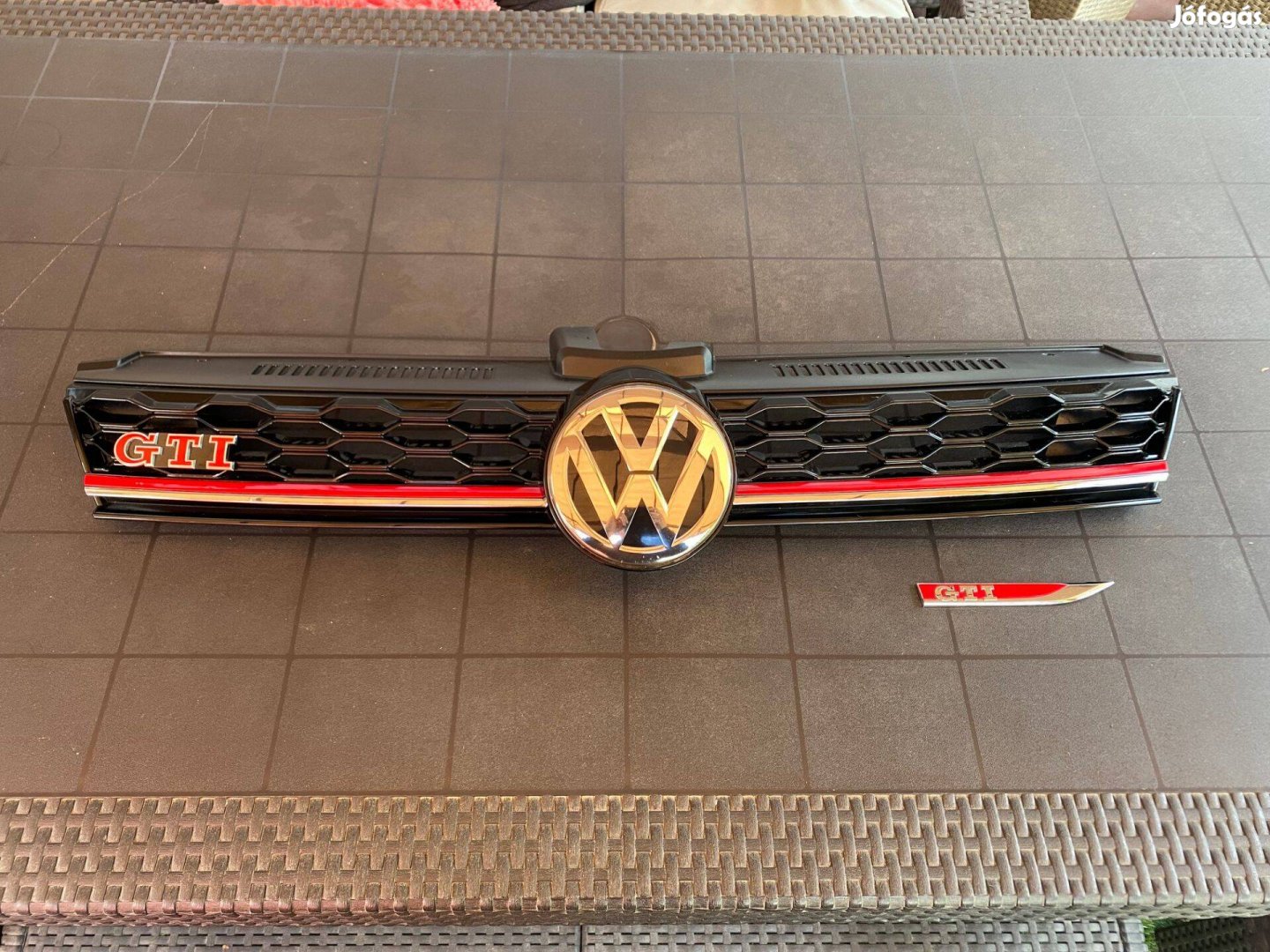 VW Golf VI Gti Hűtőrács Embléma Használt