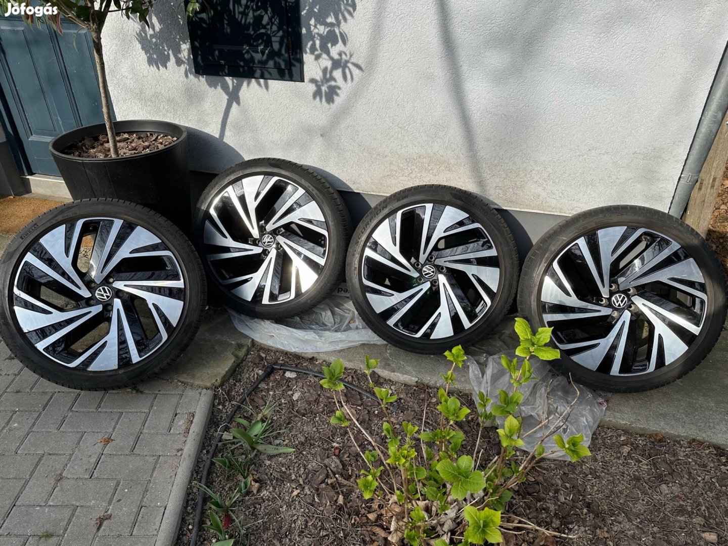 VW ID.5 gyári alufelni szett Pirelli nyári gumival 235/45 R21