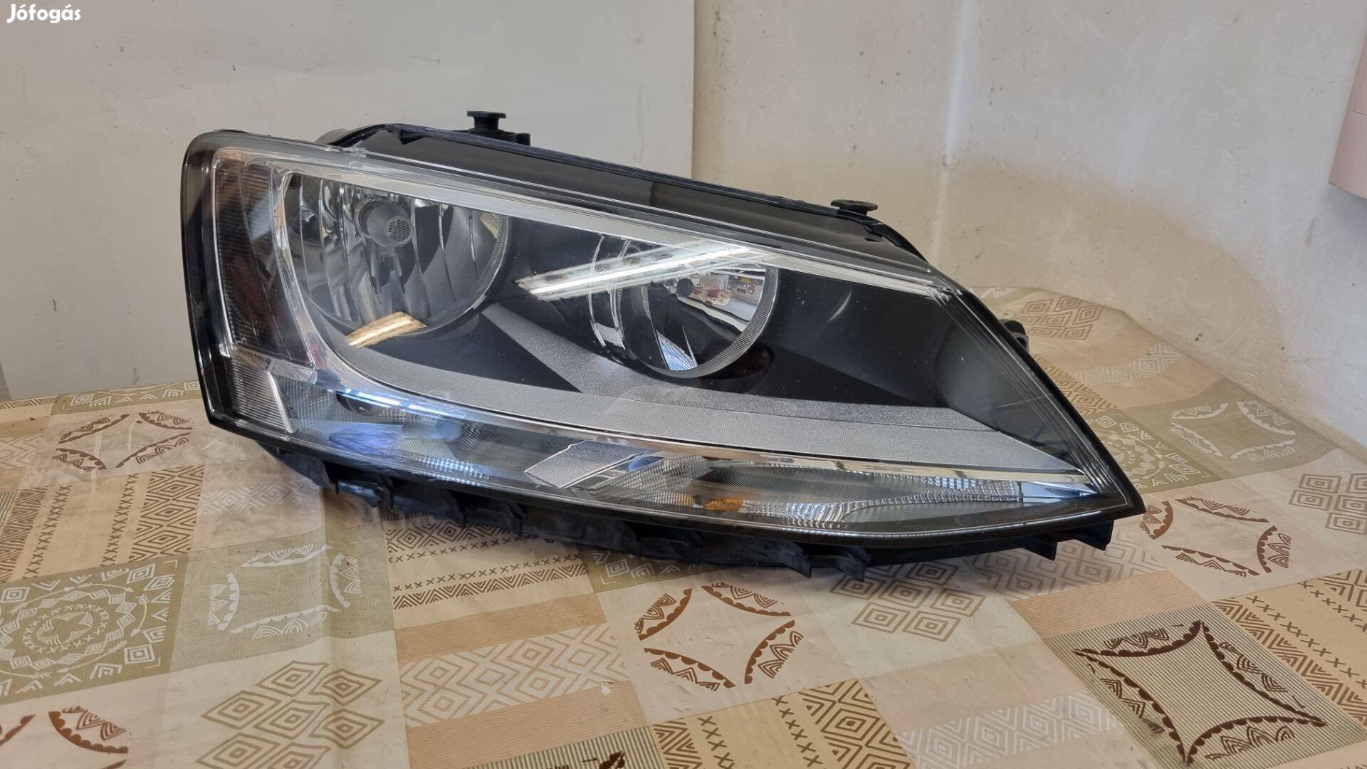 VW Jetta VI Jobb első fényszóró 5c7941006a