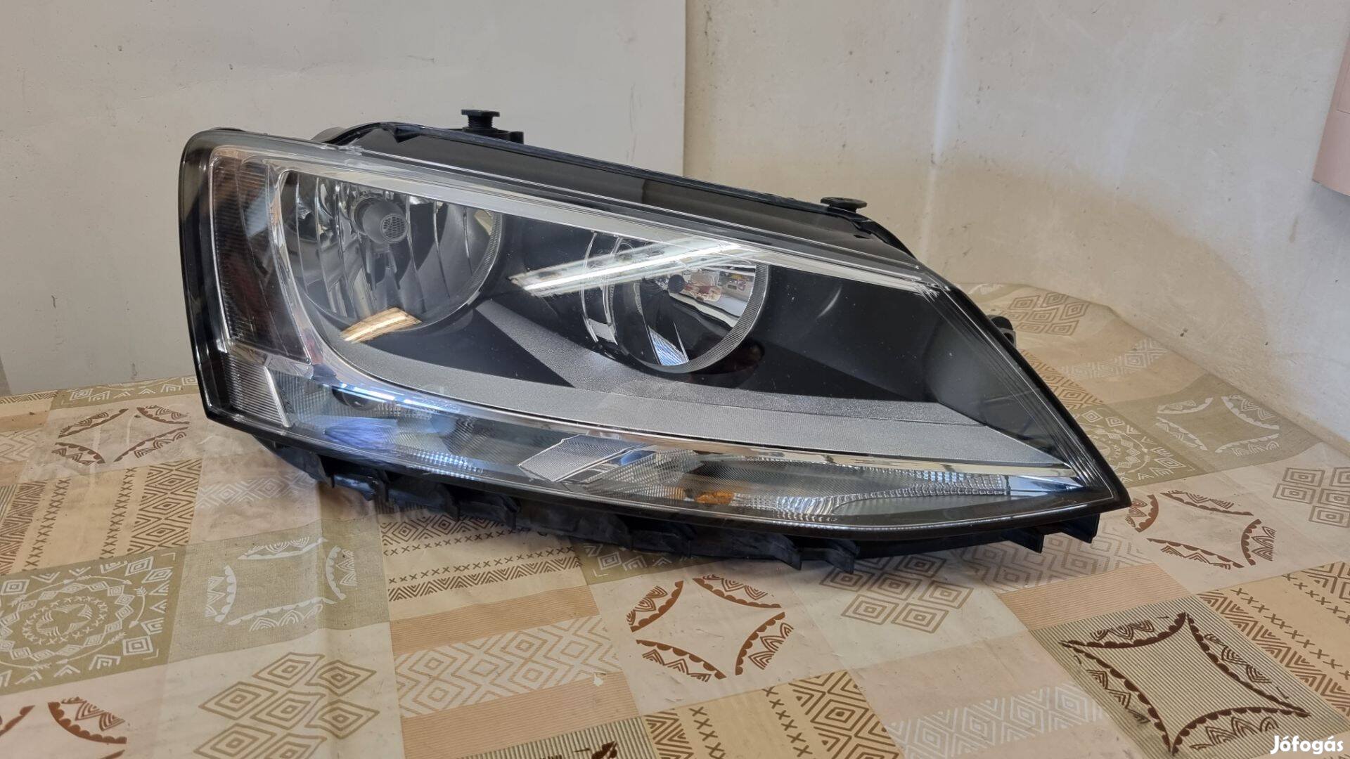 VW Jetta VI Jobb első fényszóró 5c7941006a