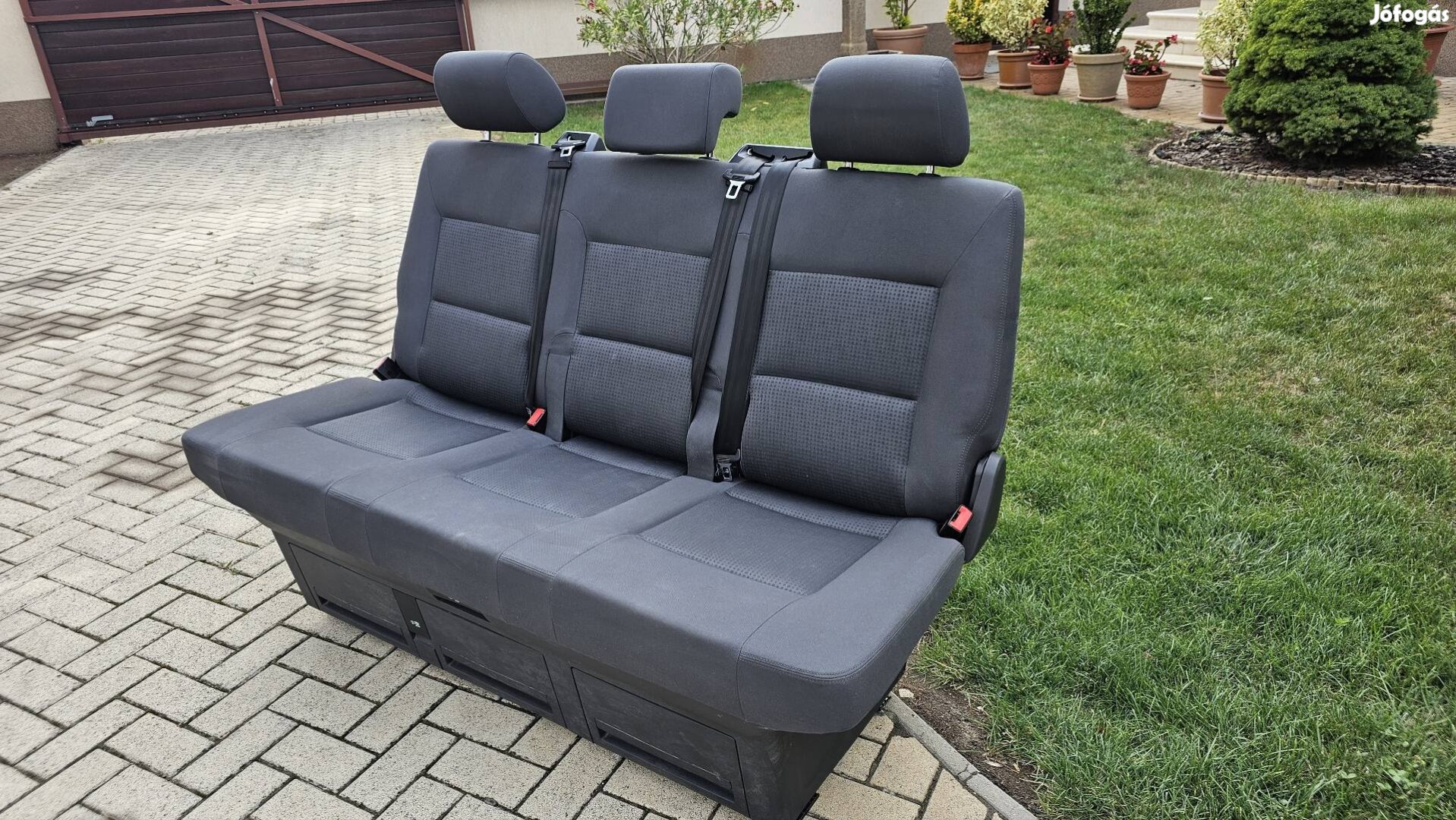 VW Multivan hátsó üléssor ággyá alakítható