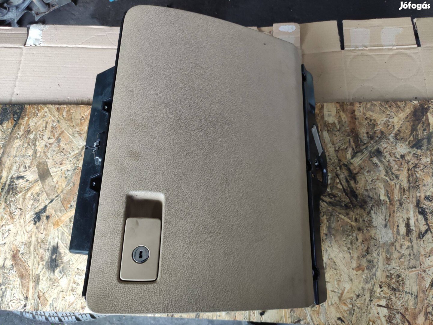 VW Passat B6 kesztyűtartó