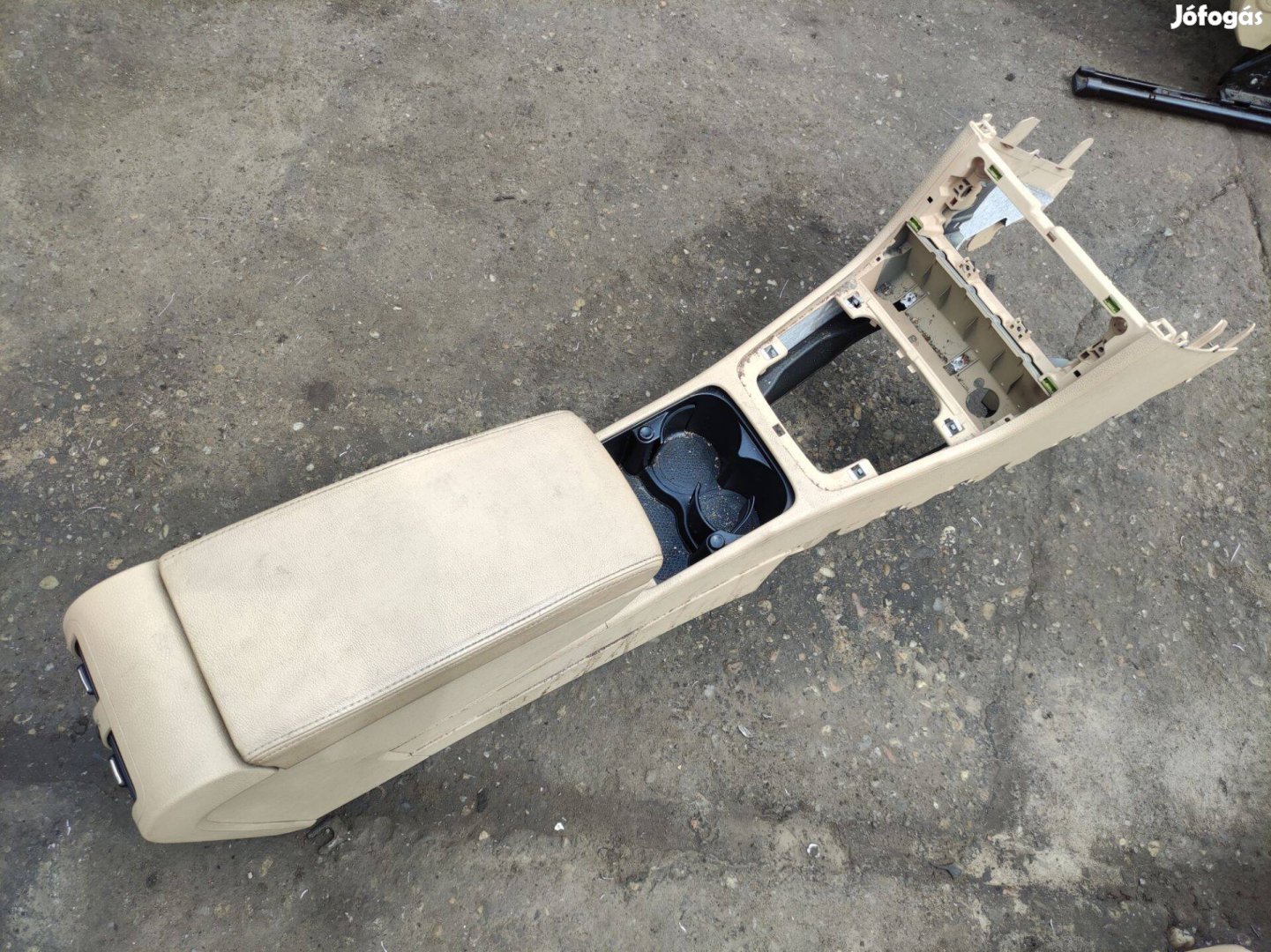 VW Passat B6 könyöklő