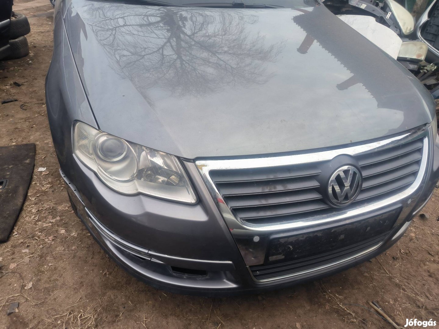 VW Passat B6 motorháztető kis hibaval 