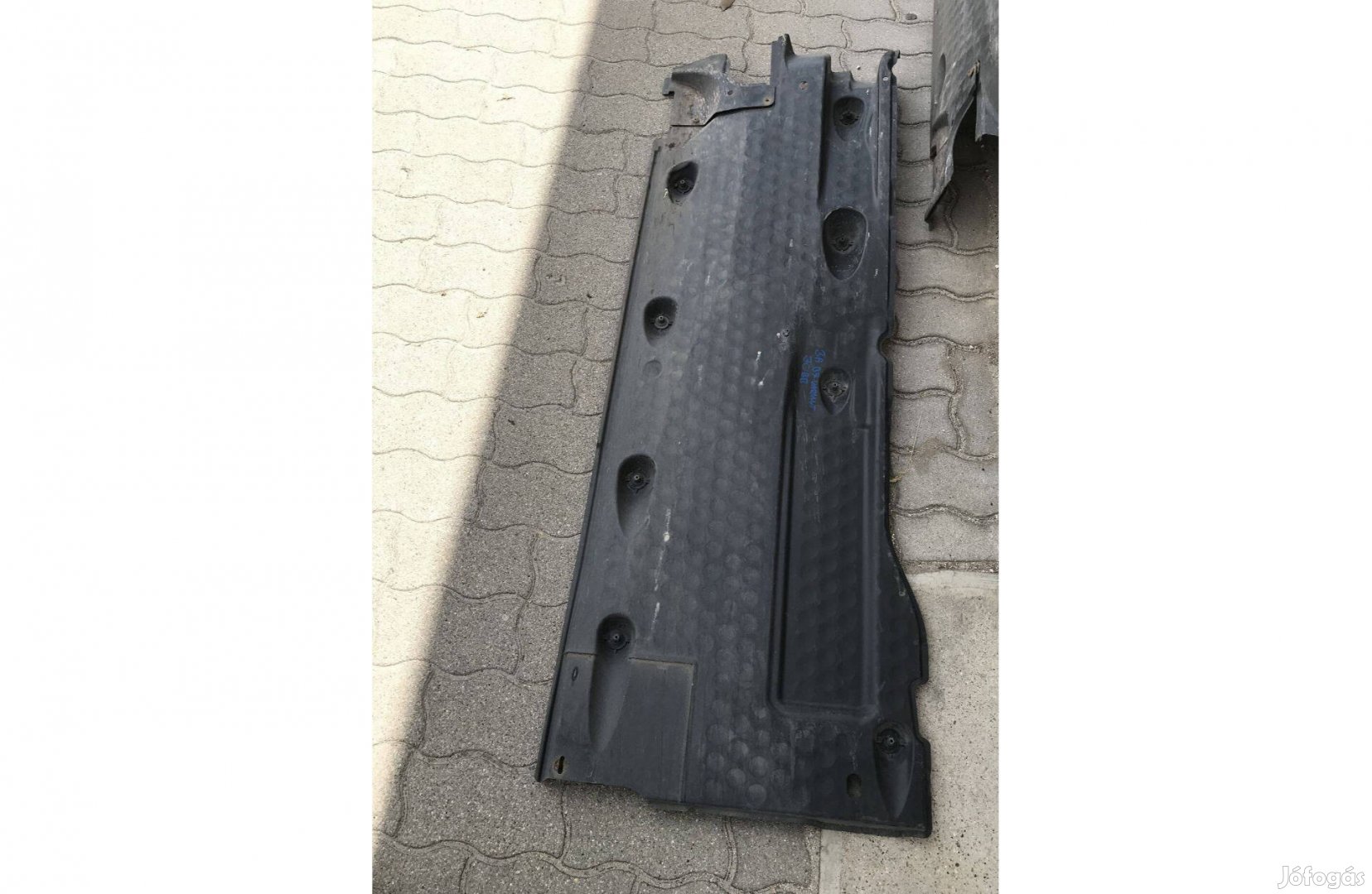 VW Passat B7 / jobb padlólemez takaró