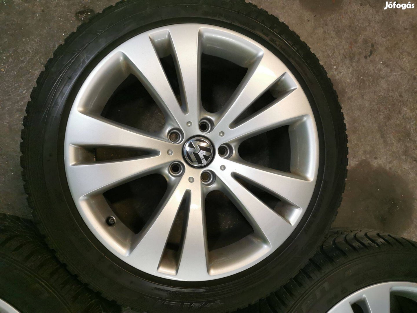 VW Passat B8 gyári alufelni 235/45 R18 téli gumival