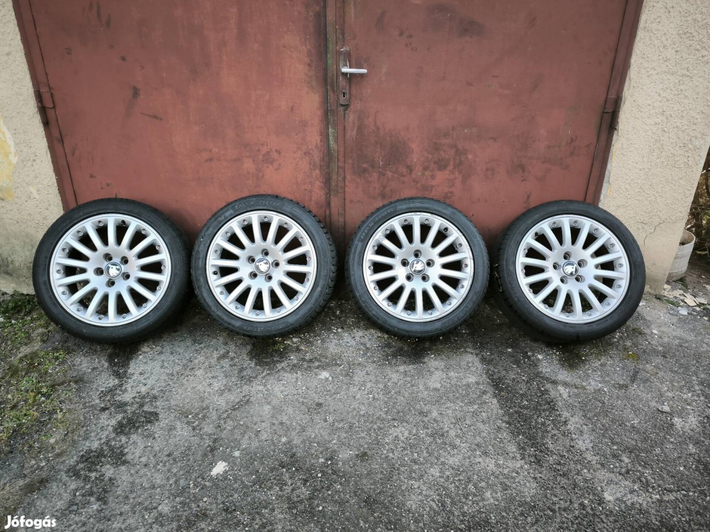 VW Passat gyári alufelni 225/45r17 gumikkal