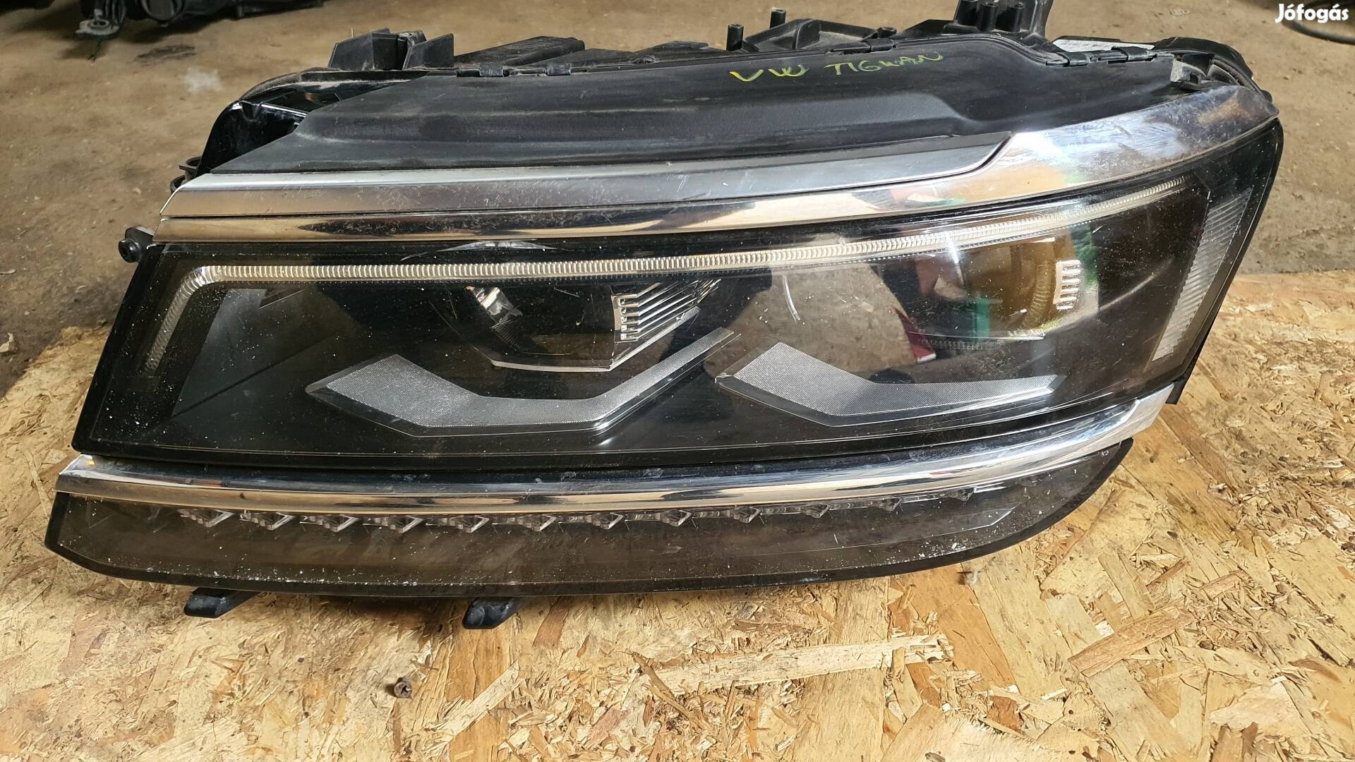 VW Tiguan  Bal oldali fényszóró 23.06 