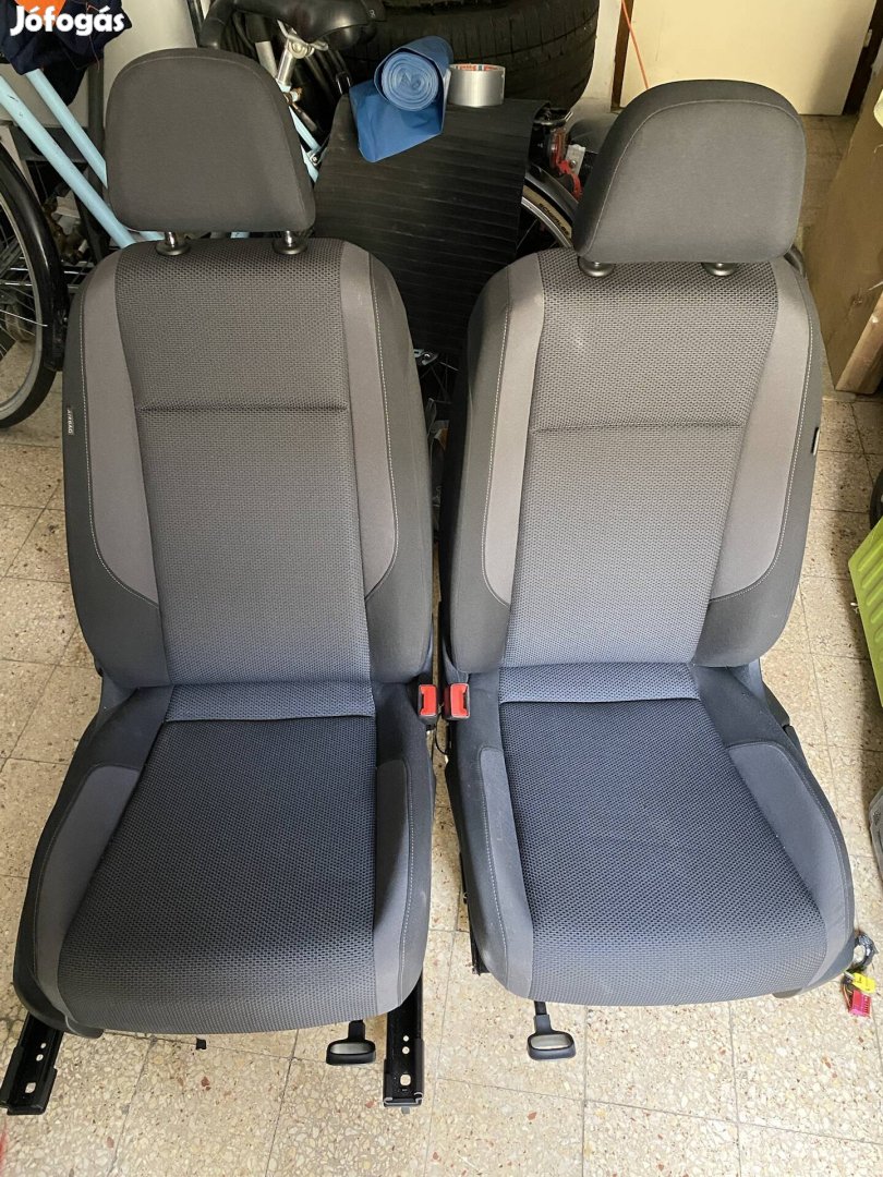 VW Touran 5T első ülések