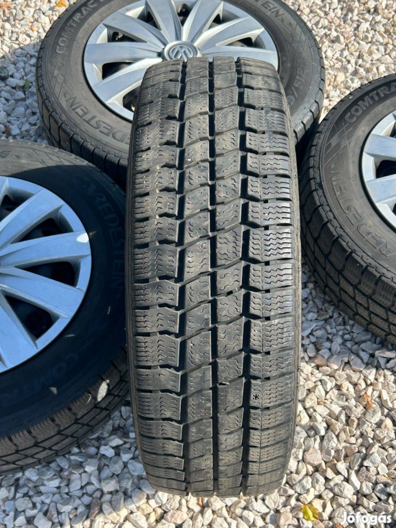 VW Transporter T6/Caravelle 5x120 felni 215/65R16 téli gumival eladó!