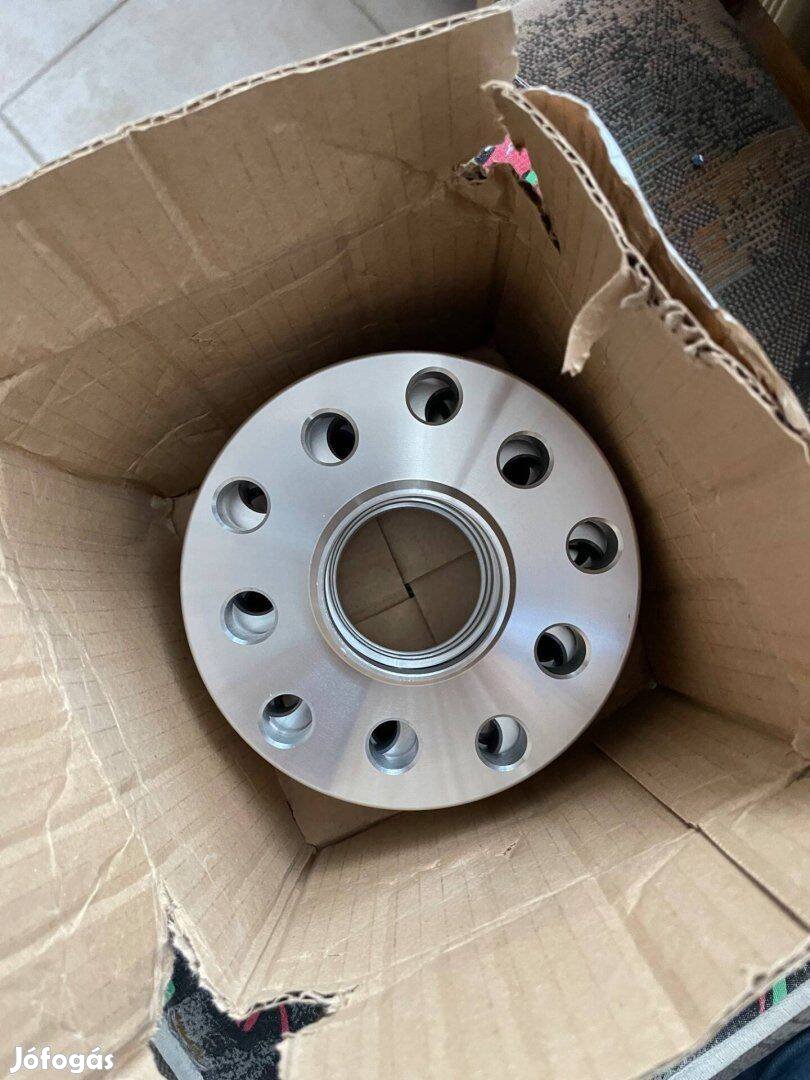 VW, Audi, Skoda nyomtávszélesítő 5x112 5x100 új csavarral 2db 20mm Új