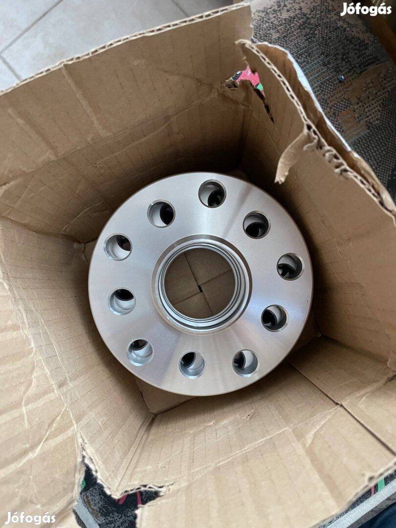 VW, Audi, Skoda nyomtávszélesítő 5x112 5x100 új csavarral 2db 30mm Új