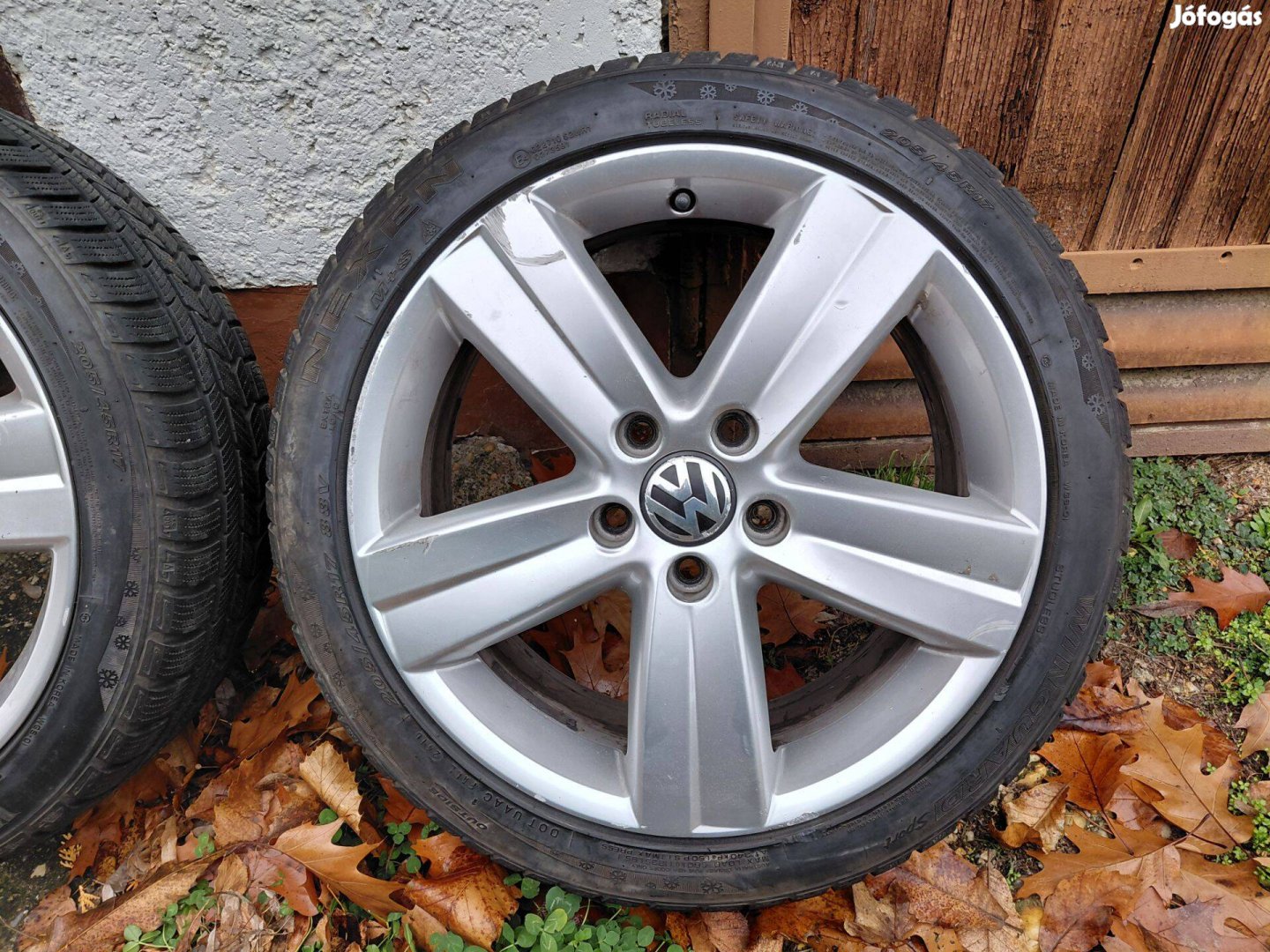 VW gyári 17 colos könnyűfémfelni garnitúra eladó Nexen téligumival!