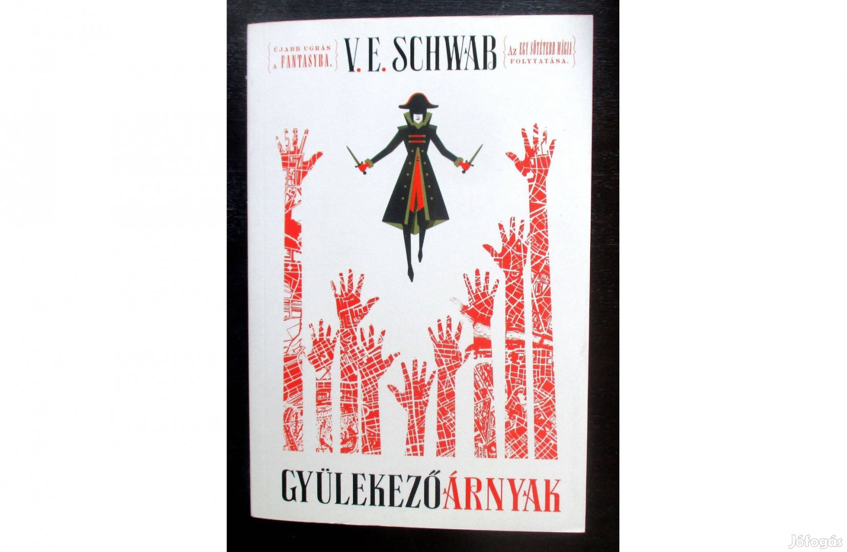 V. E. Schwab: Gyülekező árnyak