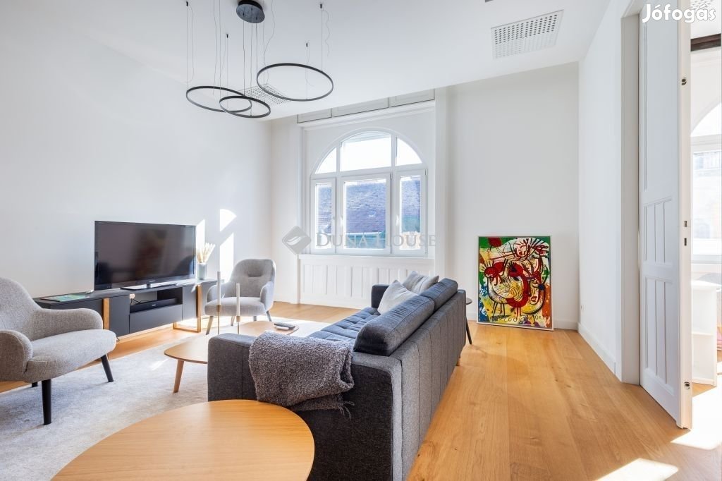 V. kerület szívében, LIFTES házban, teljesen FELÚJÍTOTT