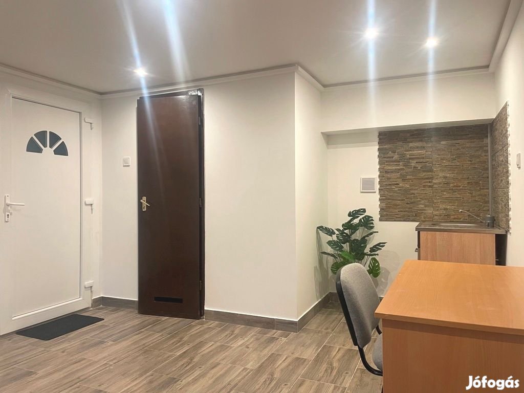 Vác, Dr.Csányi László körút, 33 m2-es, egyéb üzlethelyiség,