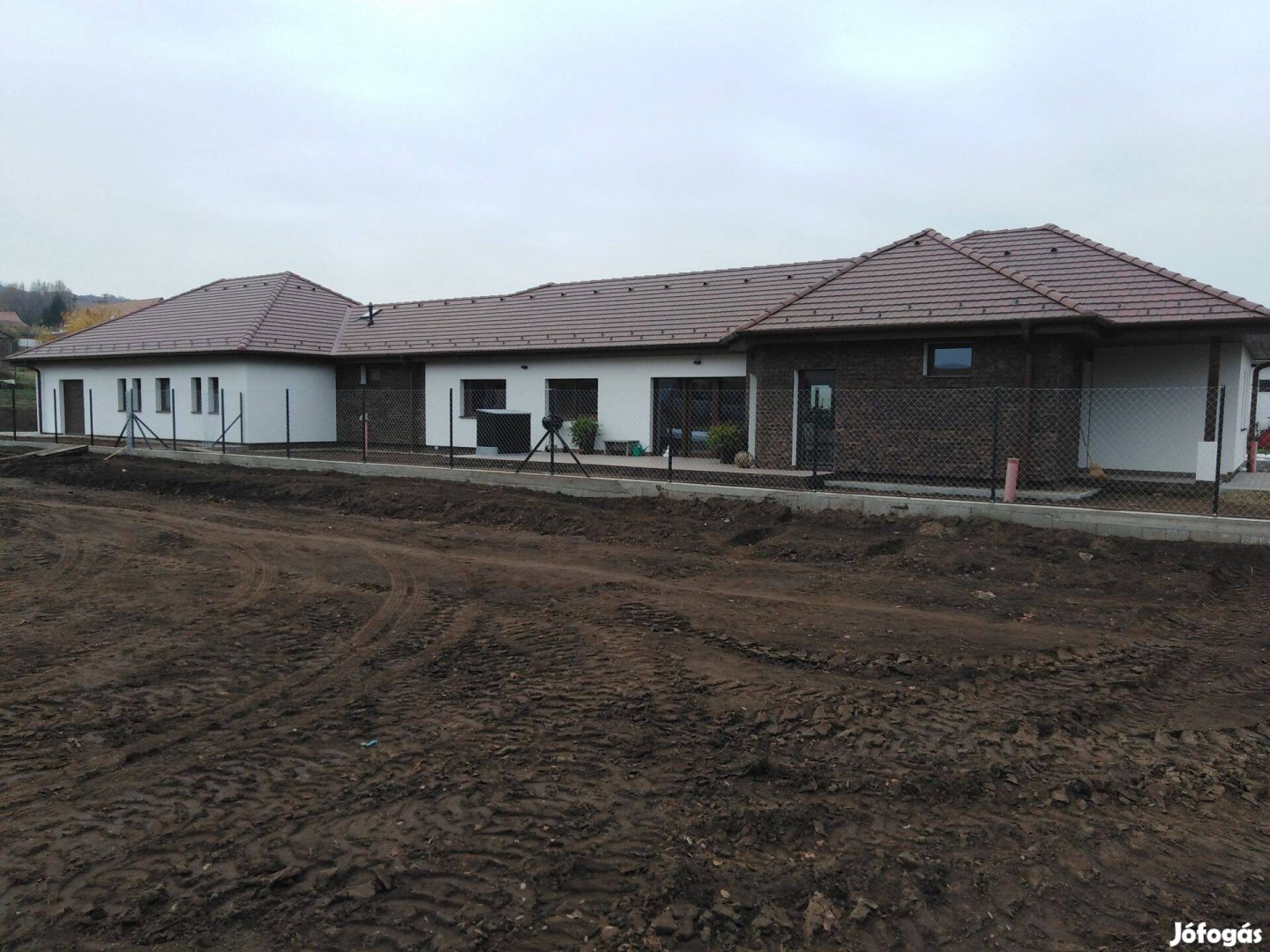 Vácdukán, új építésű, 4 szobás, hőszivattyús, panorámás, ikerház fél