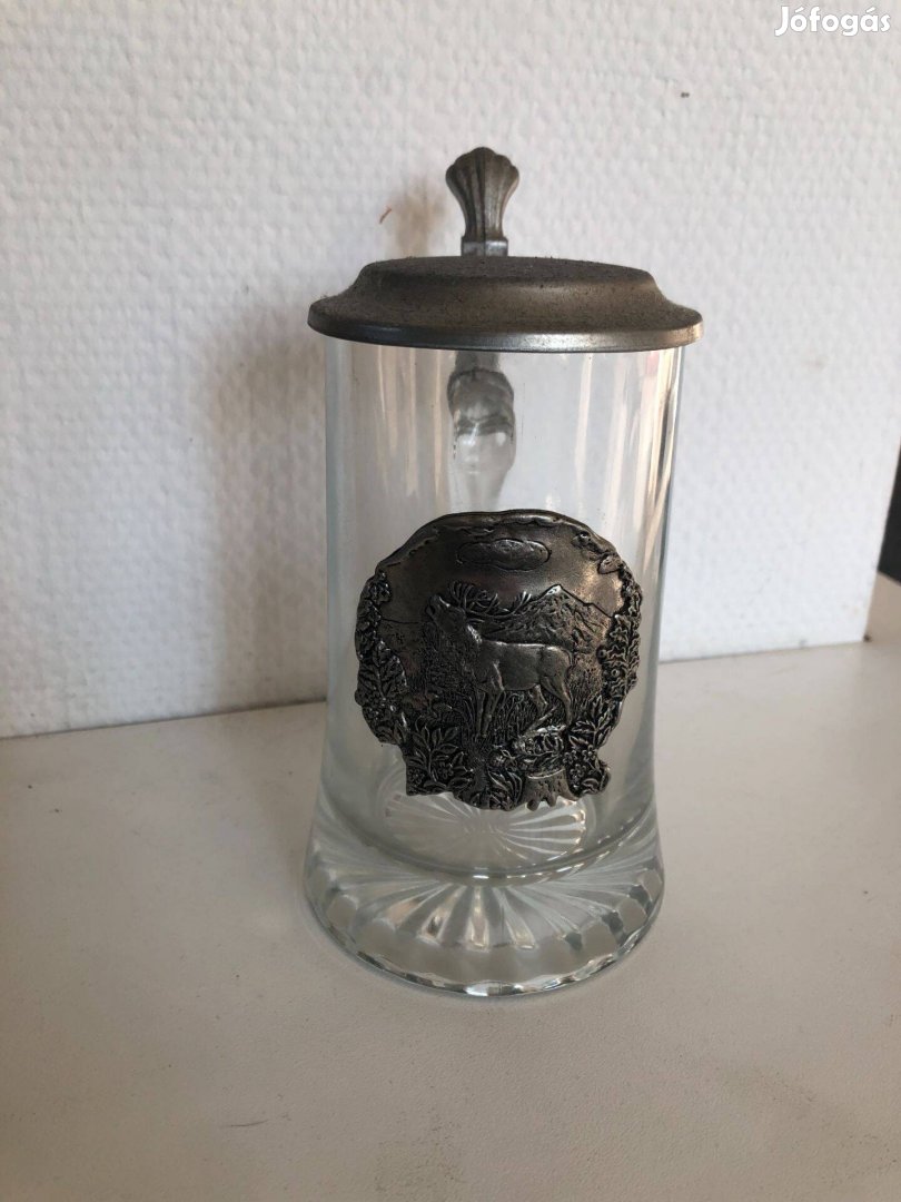 Vadászjelenettel díszített fedeles üveg söröskupa