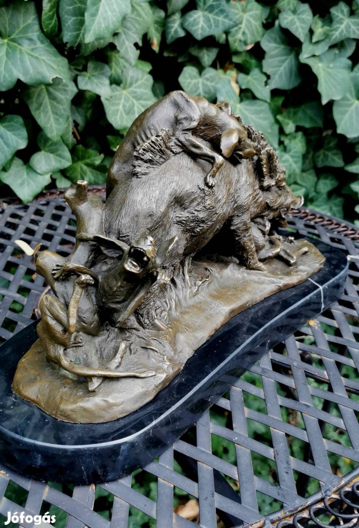 Vaddisznóra támadó vadászkutyák - Tekintélyes bronz szobor