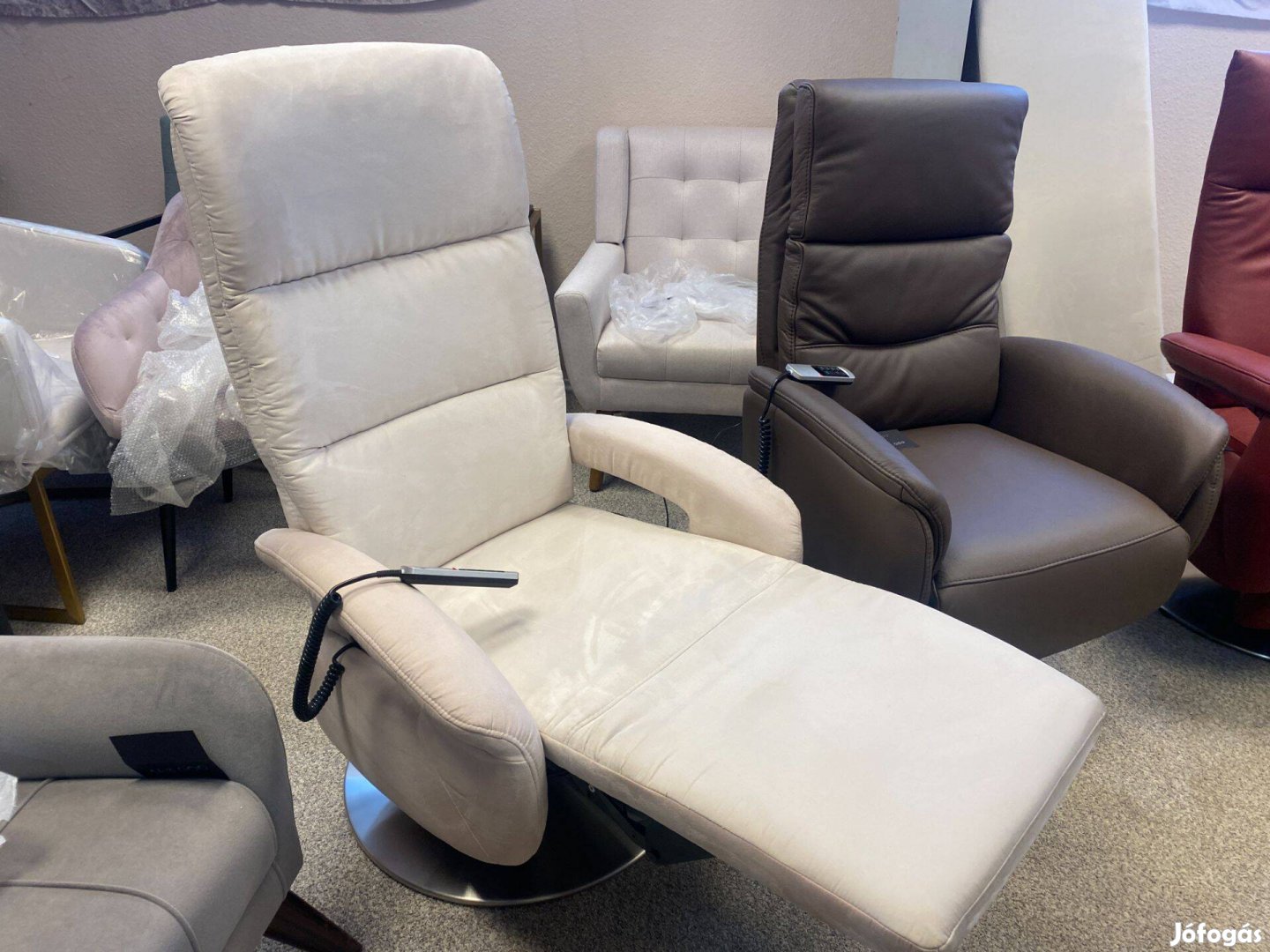 Vadiúj! Krémfehér mosható velúr szövetes TV relax fotel 199e