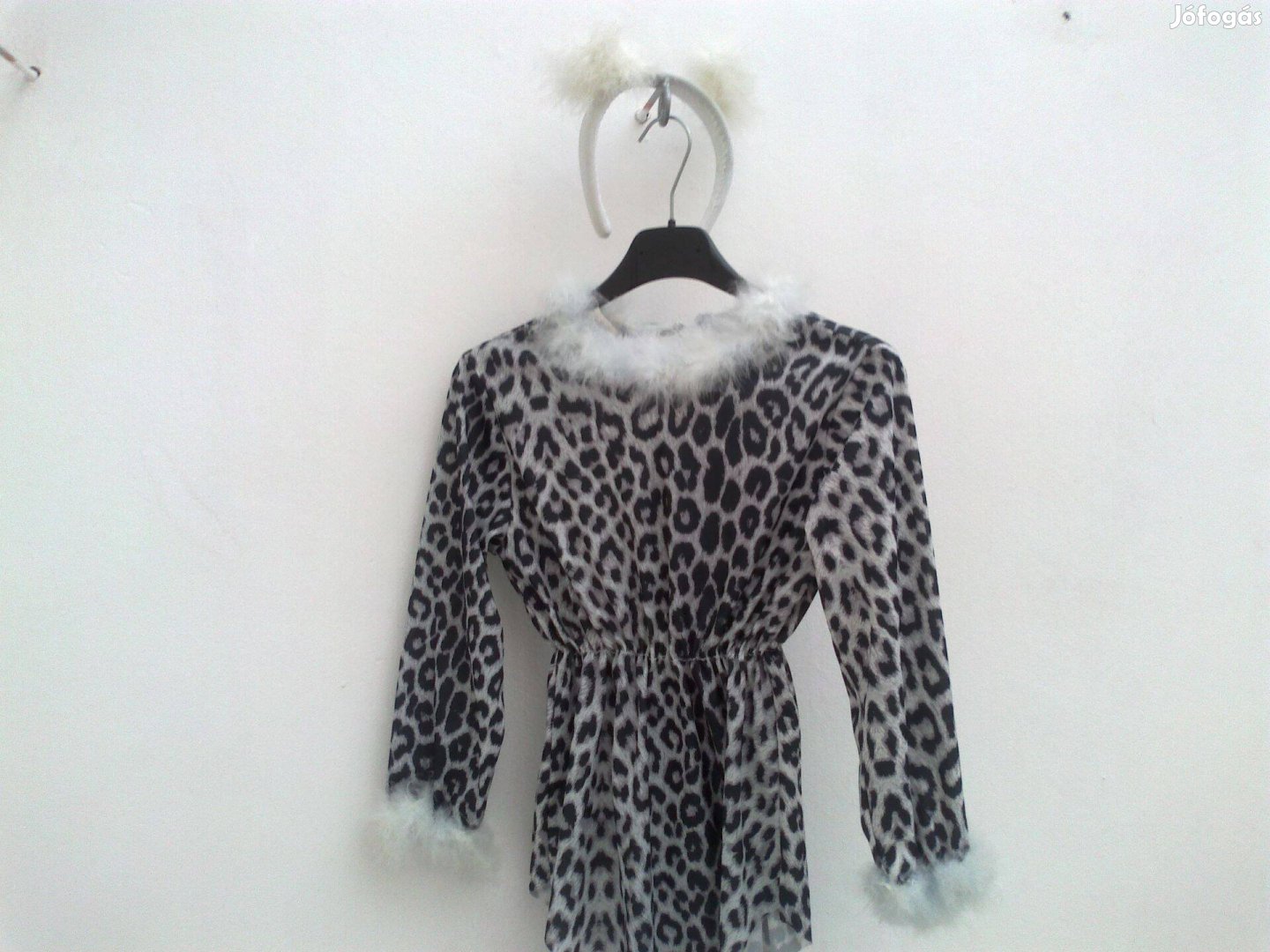 Vadmacska jelmez iskolásoknak eladó