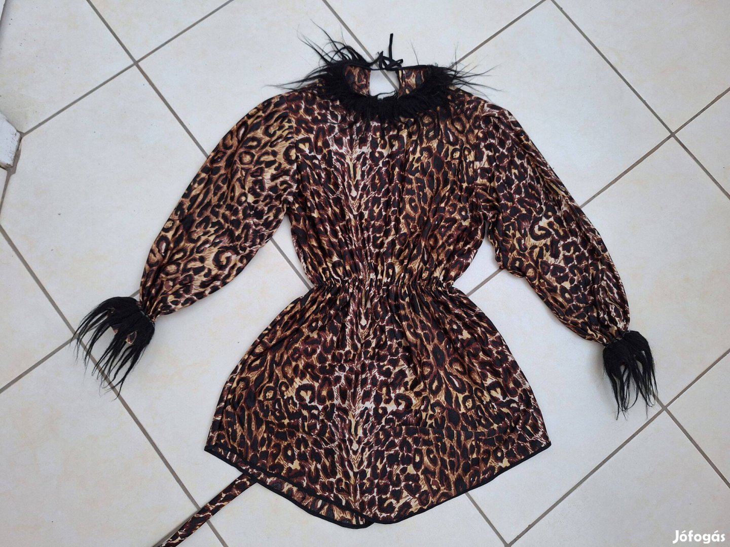 Vadmacska jelmez iskolásoknak eladó