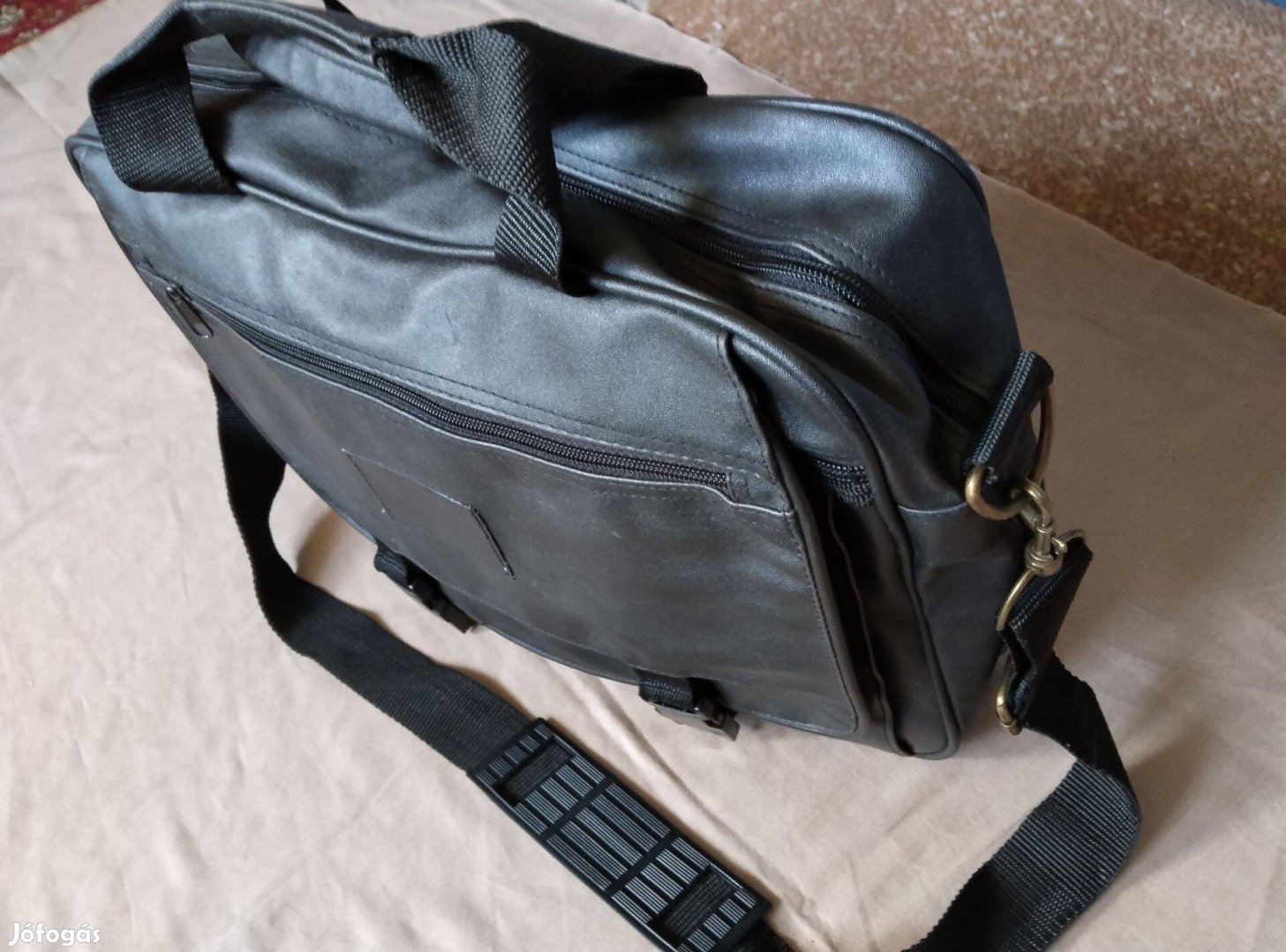 Vadonat új fekete elegáns férfi táska