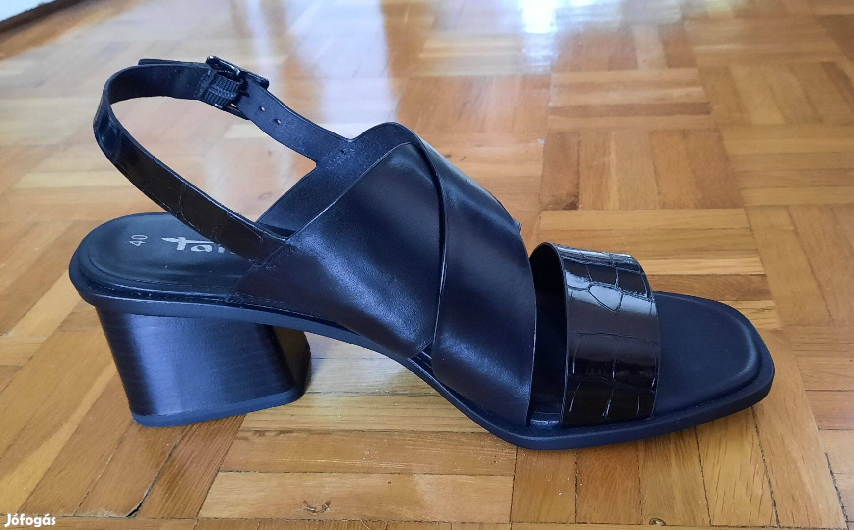 Vadonatúj, elegáns, Tamaris női szandál