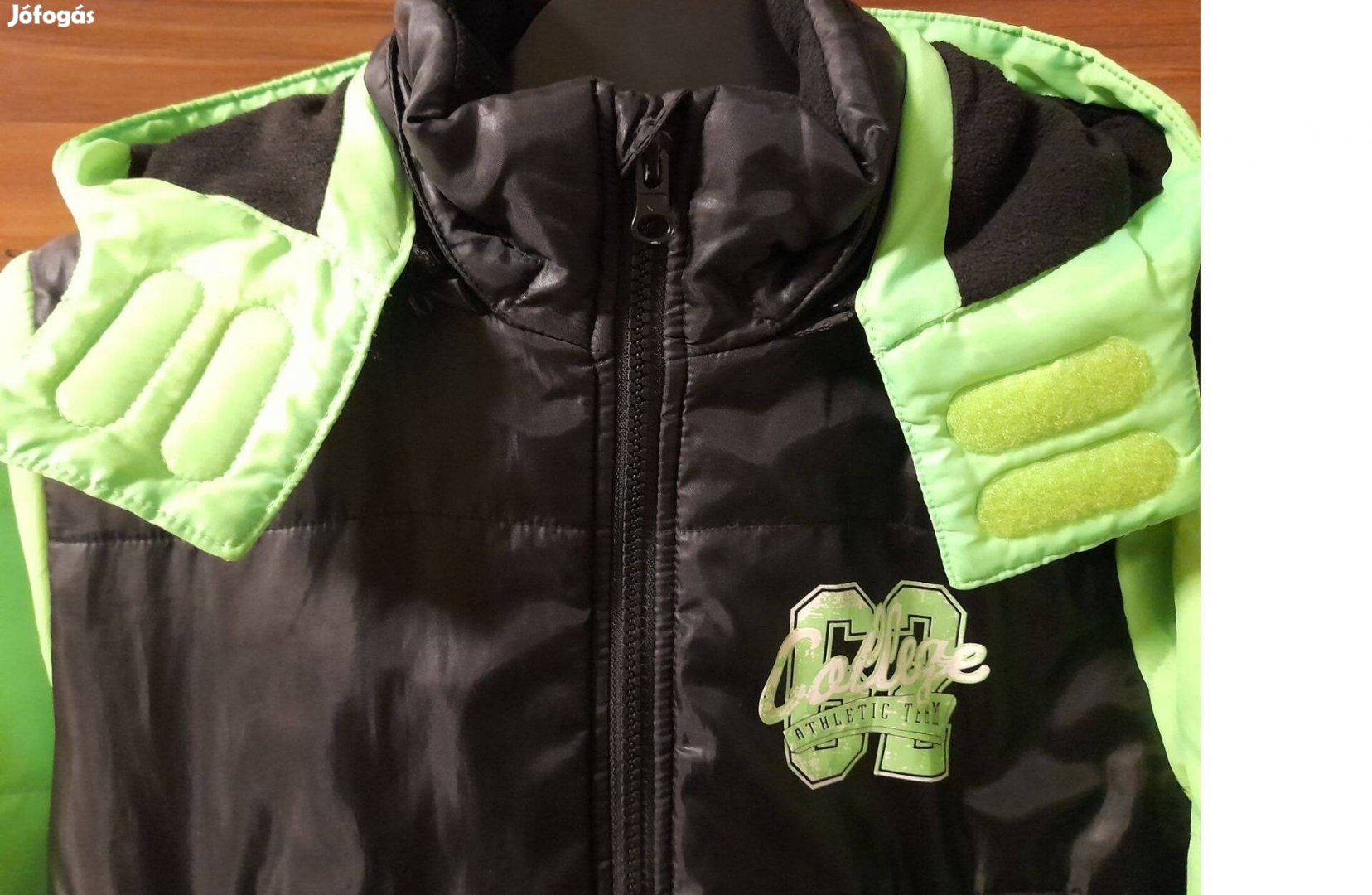 Vagány fekete-zöld átmeneti fiú kabát 8-9 évesre 128/134-es méretben