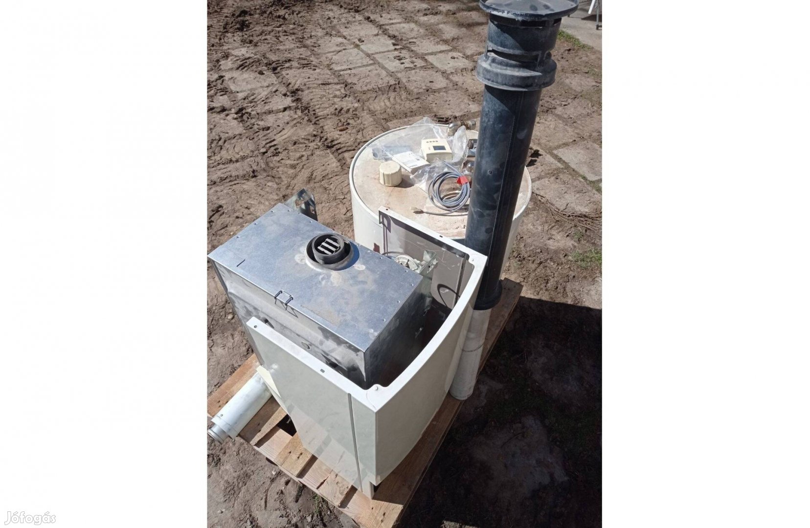 Vaillant turbós kazán + melegvíztároló + kémény + termosztát eladó