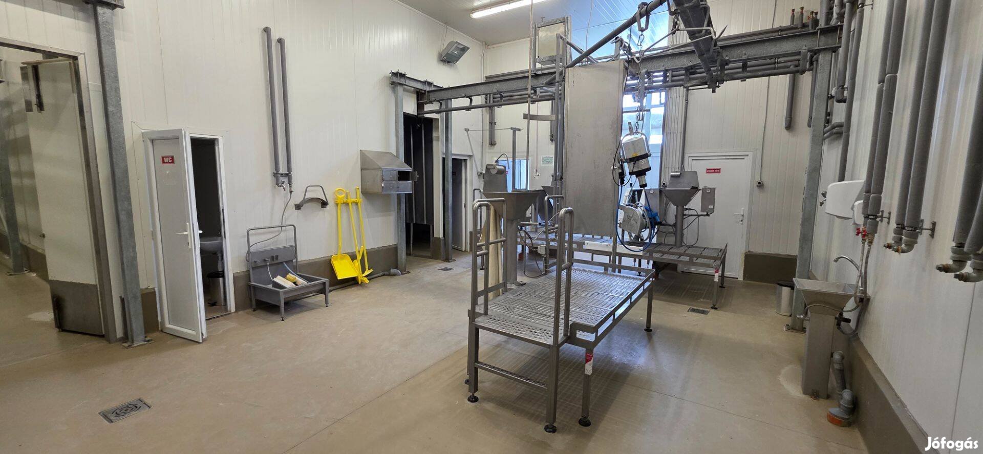 Vállajon sertésvágó-, daraboló- és húskészítmény-gyártó