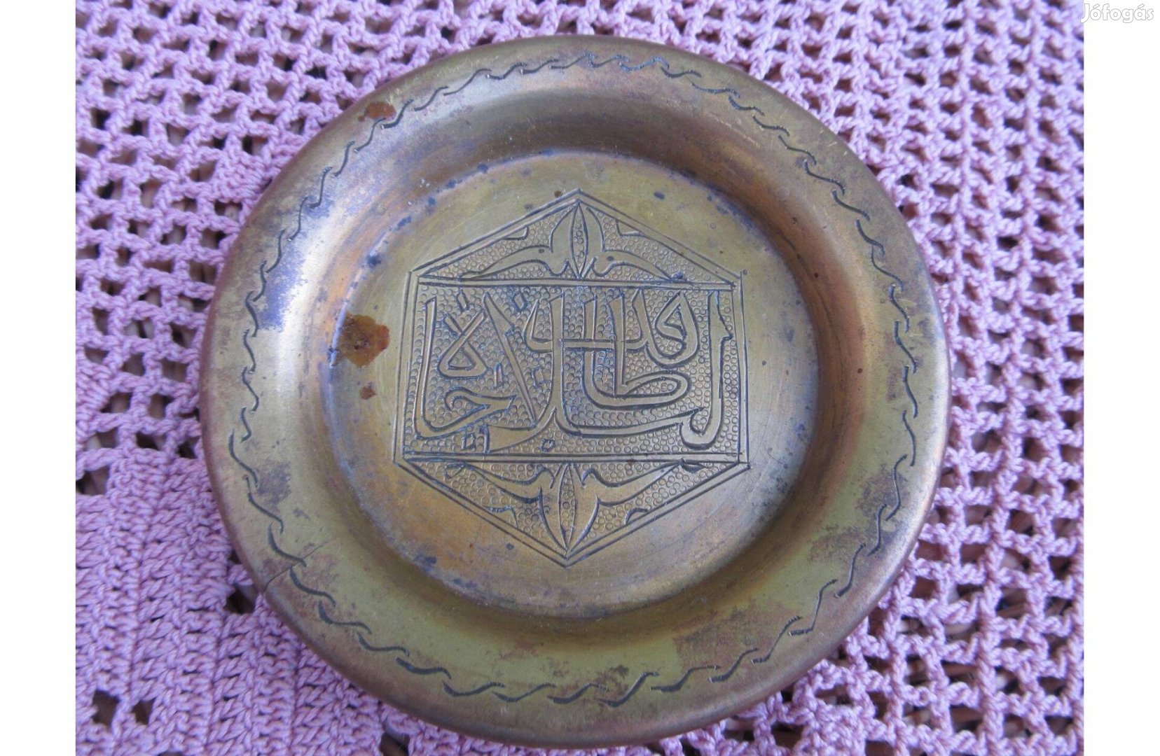 Vallásos jelképpel díszített kis réz tányér