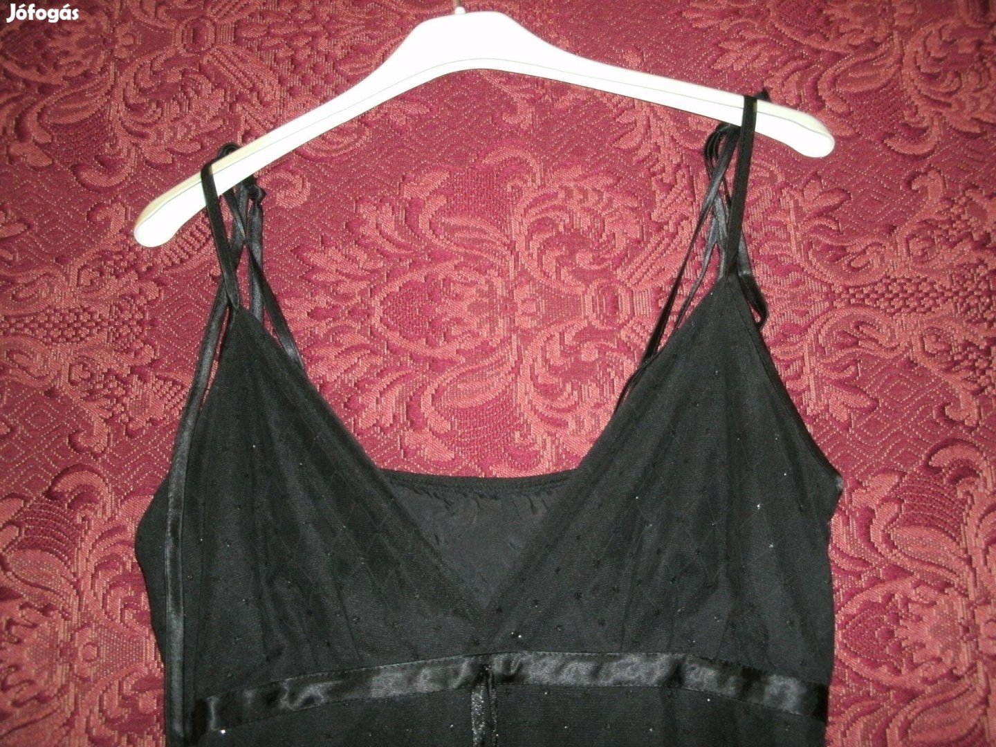 Vállban megkötős fekete egész alkalmi ruha csillogó szállal