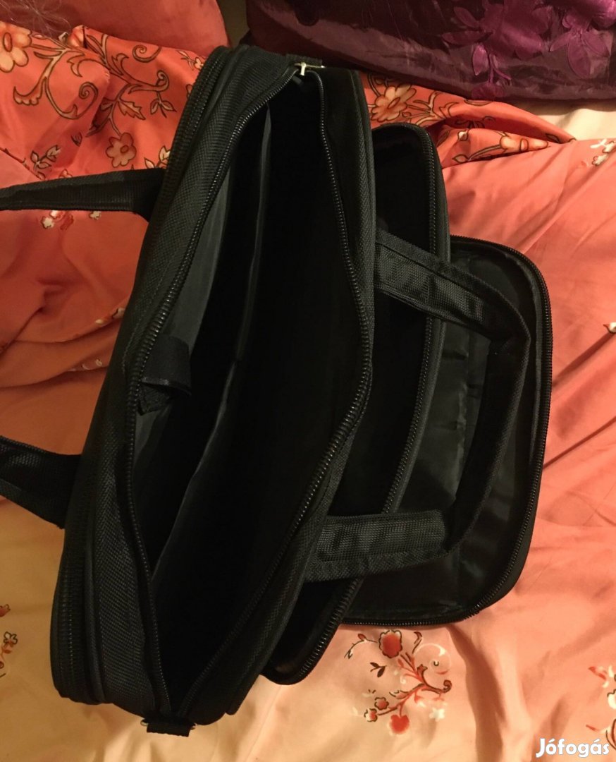 Vállra akasztható fekete laptop táska