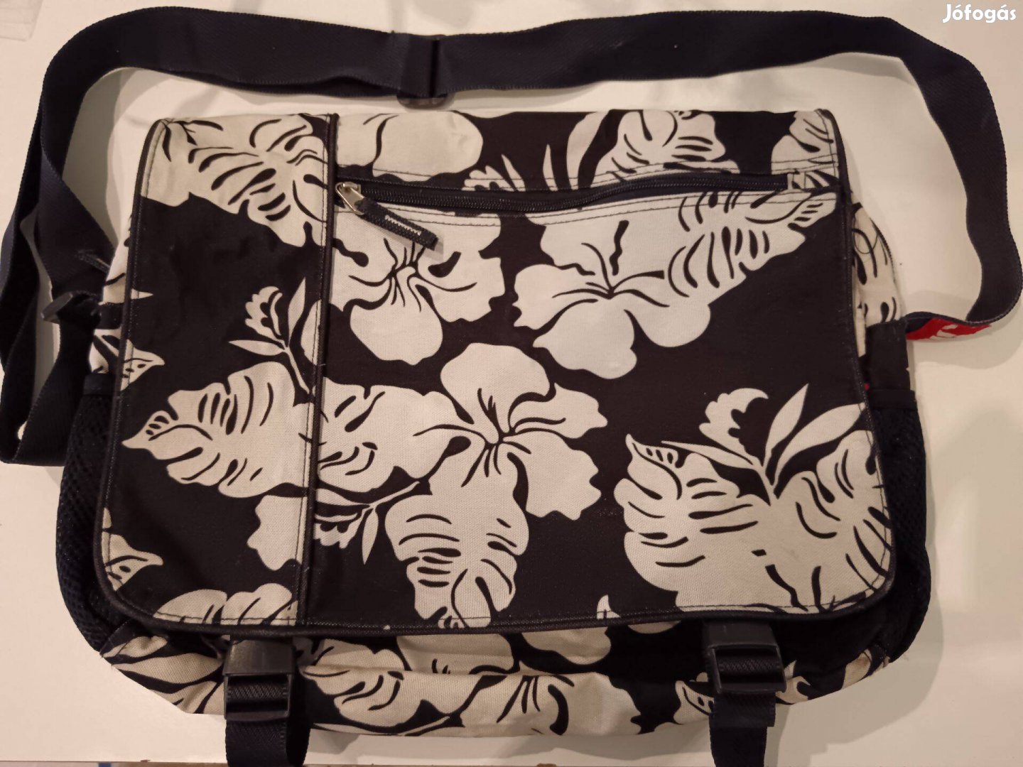 Válltáska sok zsebbel