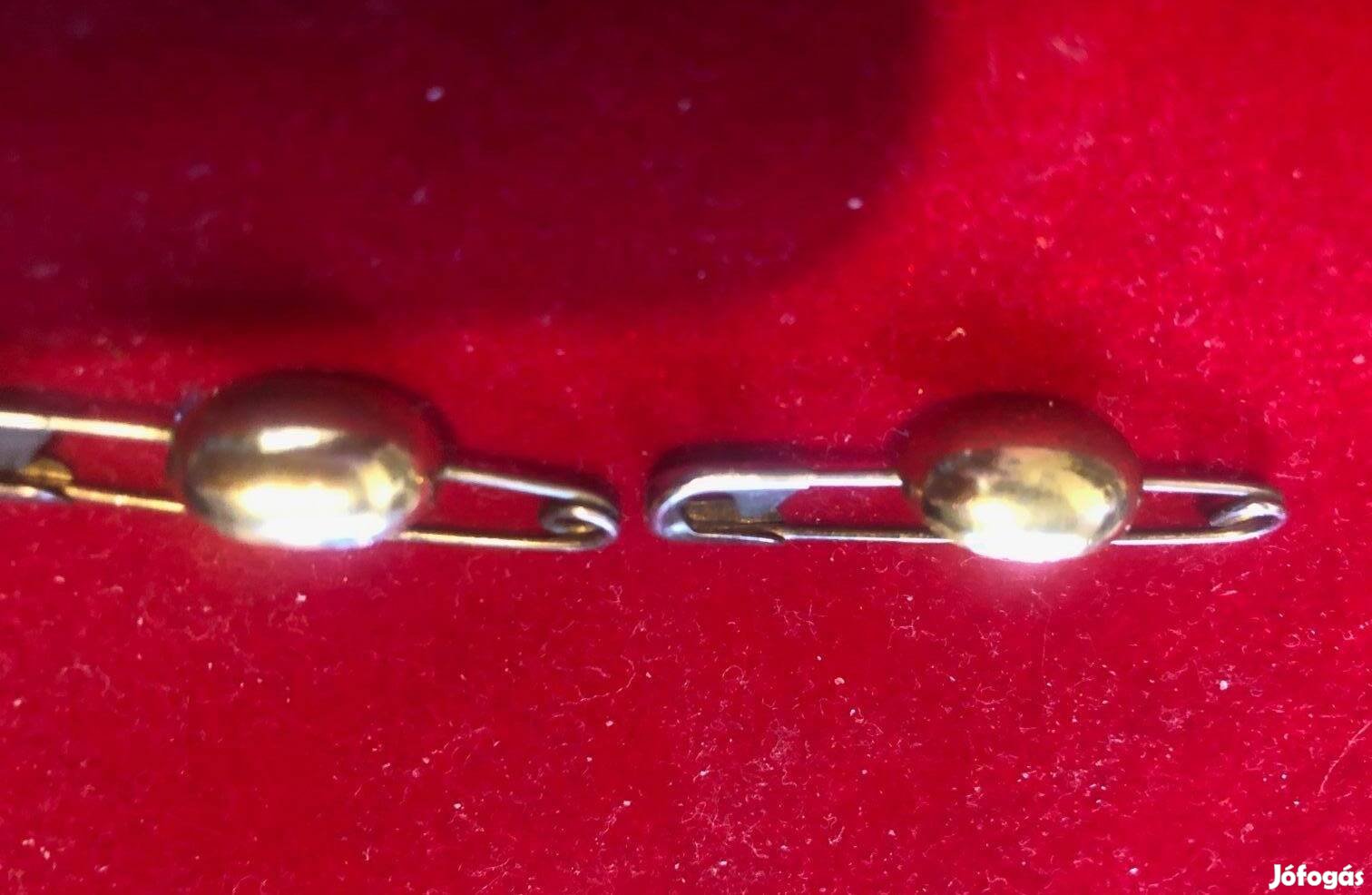 Válltömés rögzítő díszes biztosító tű