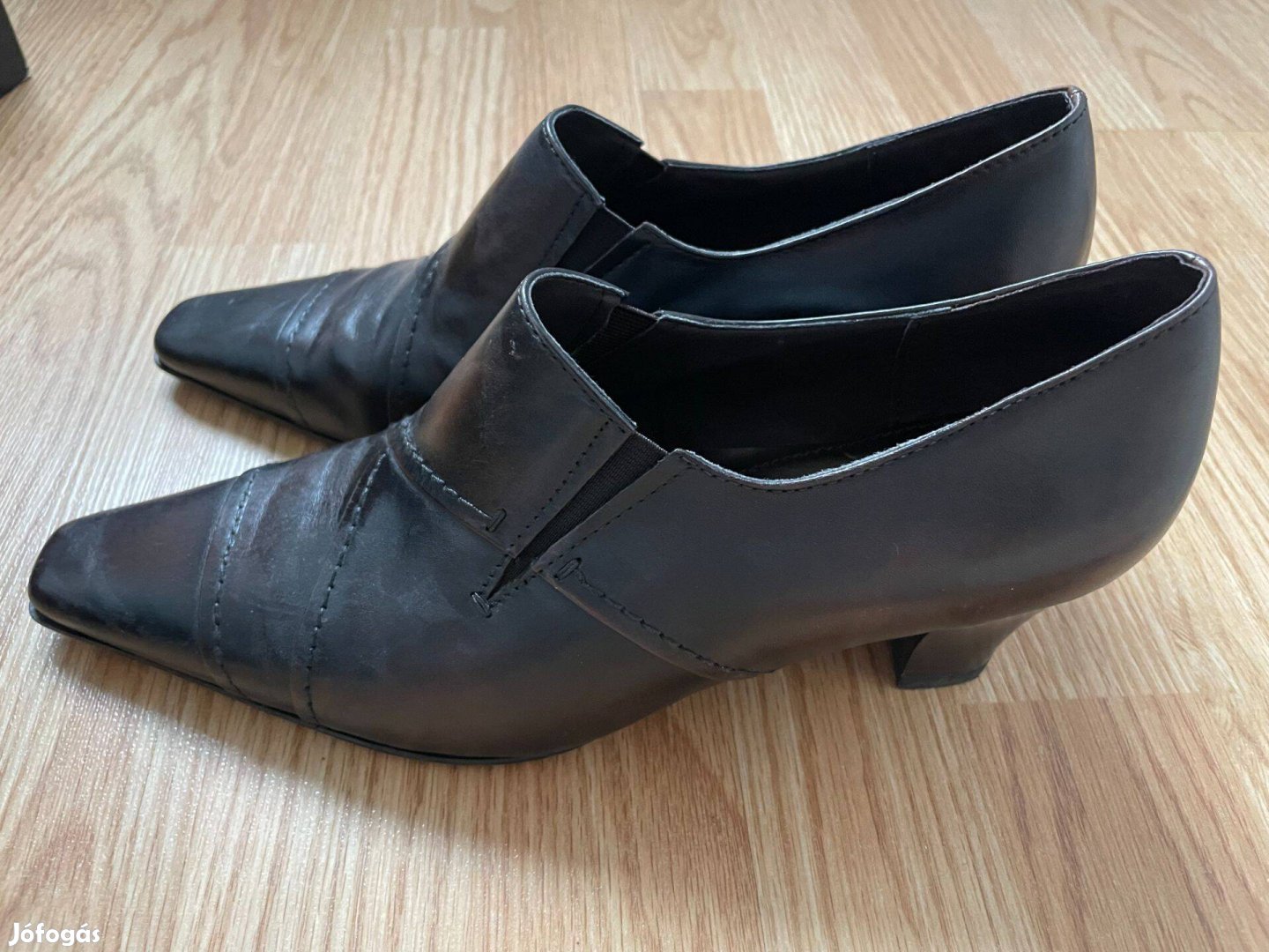 Valódi bőr barna magassarkú félcipő, 40-es