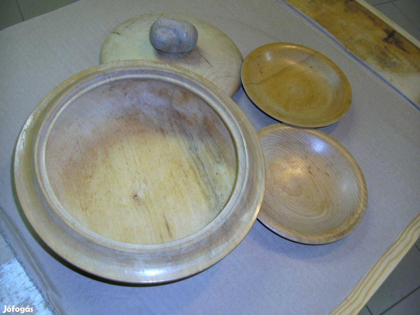 Valódi fa esztergált sültkrumli tartó 2 tányérkával fatál