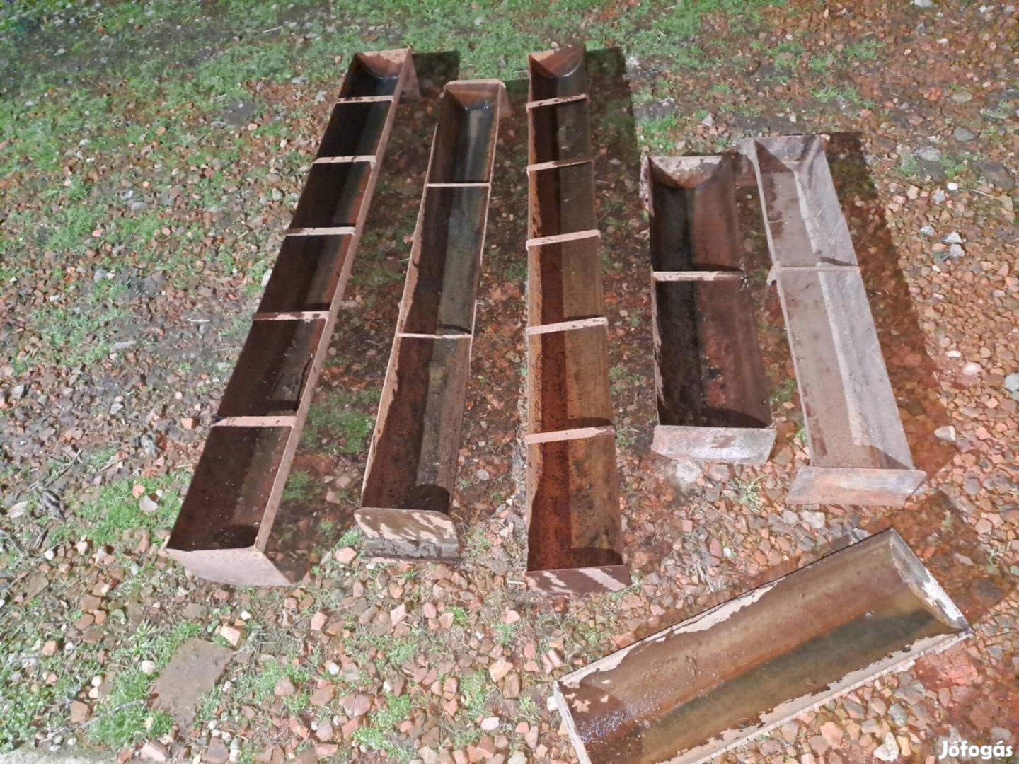 Vályú eladó Fegyverneken