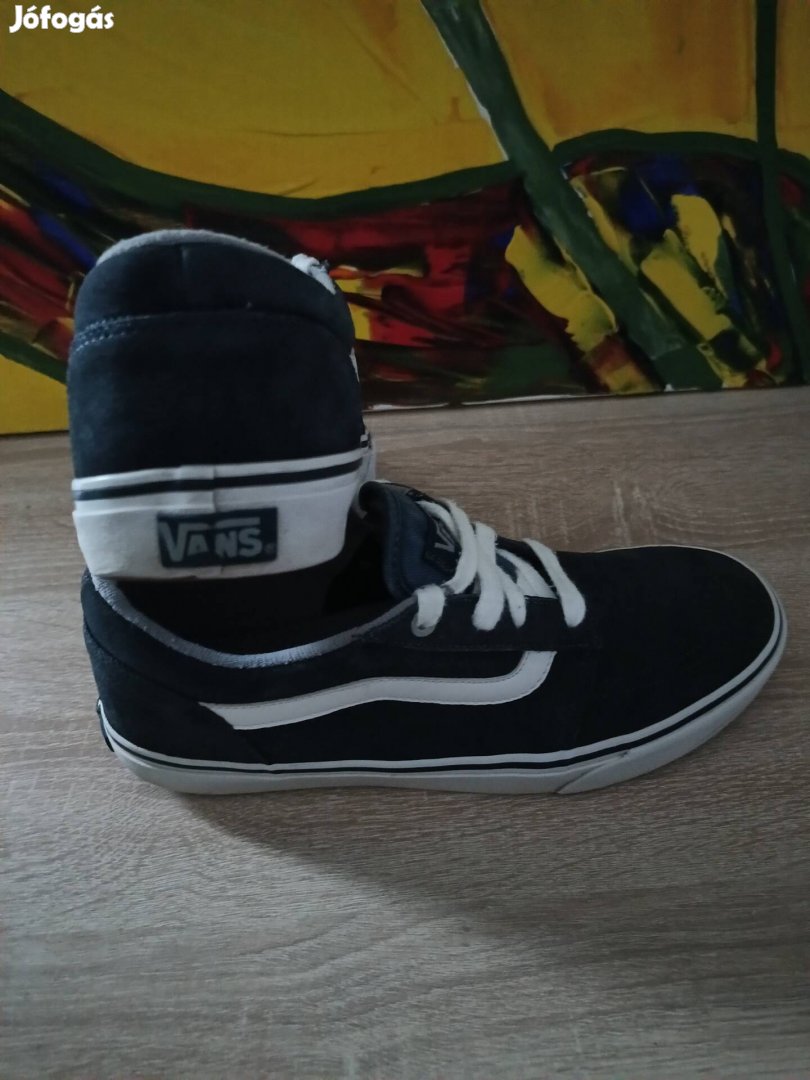 Vans 42-es bőrcipő.