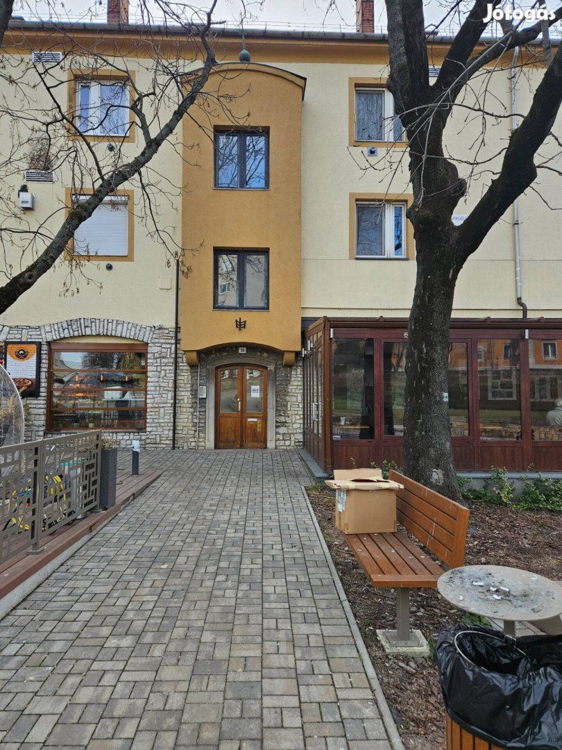 Várpalota központjában 50m2. alapterületü tégla építésű