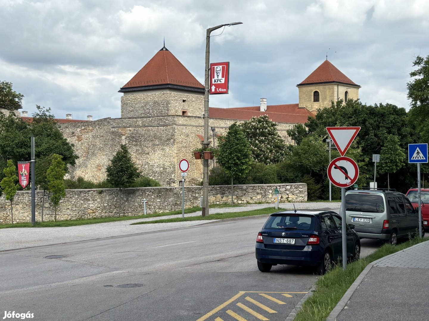 Várpalota történelmi belvárosában, háromszobás, második emeleti lakás