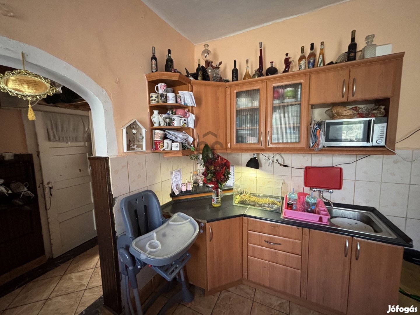 Várpalotán, két szobás sorház, kerttel eladó!