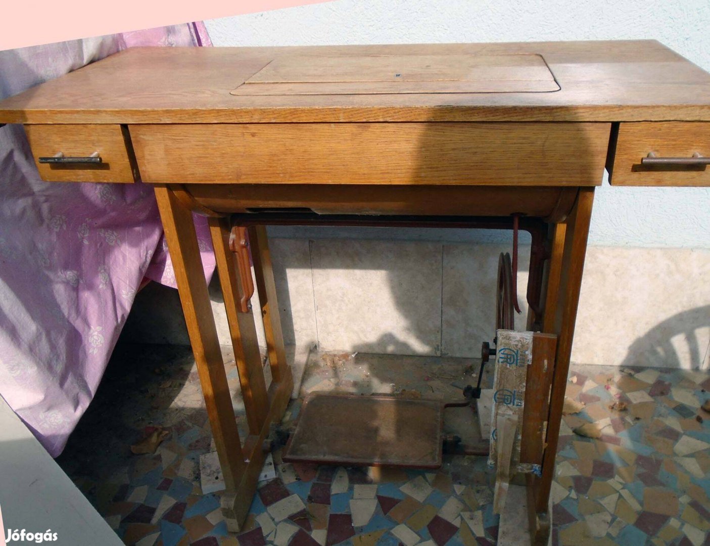 Varrógépasztal, ( süllyeszthető varrógéppel )Érden