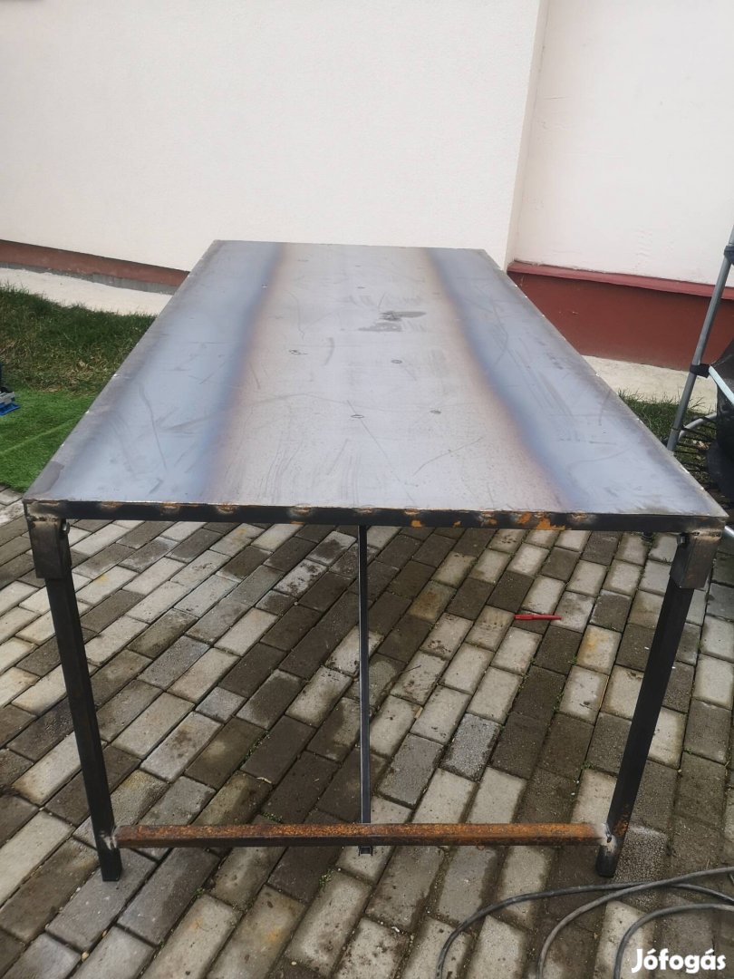 Vas mobil asztal