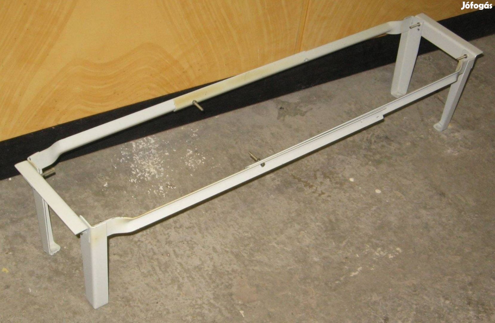 Vasállvány, világosszürke festett