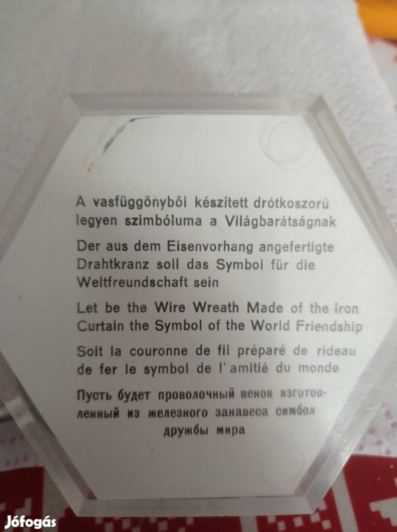 Vasfüggöny emlék.