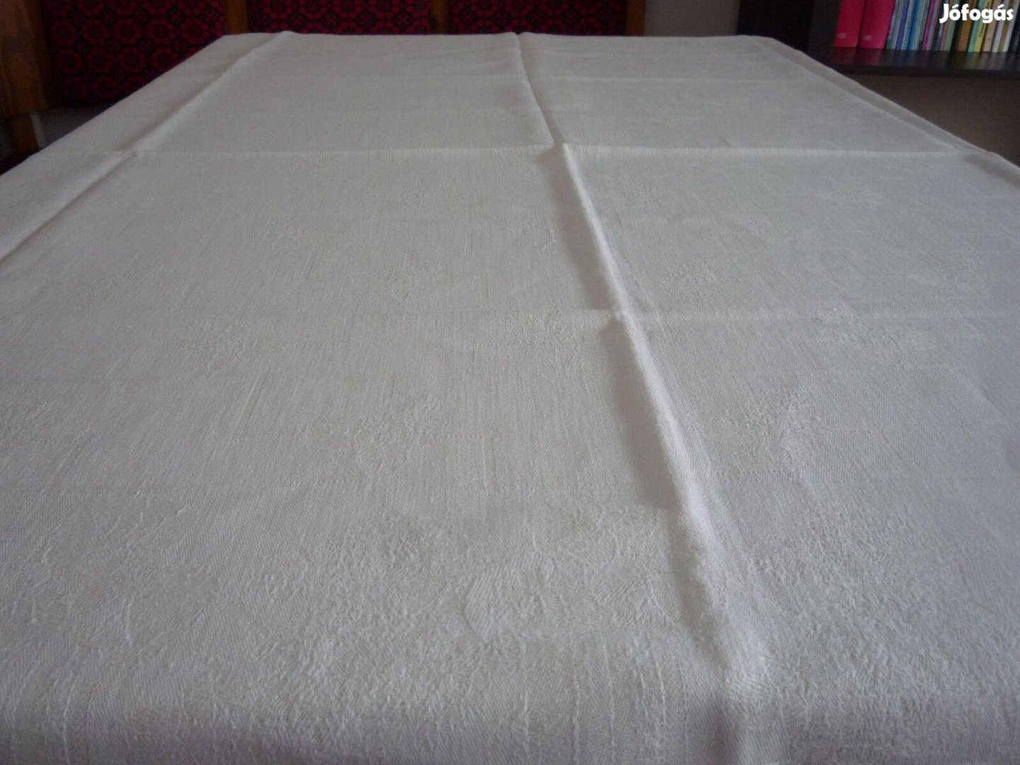 Vastag, fehér damaszt asztalterítő önmagában mintás130X140
