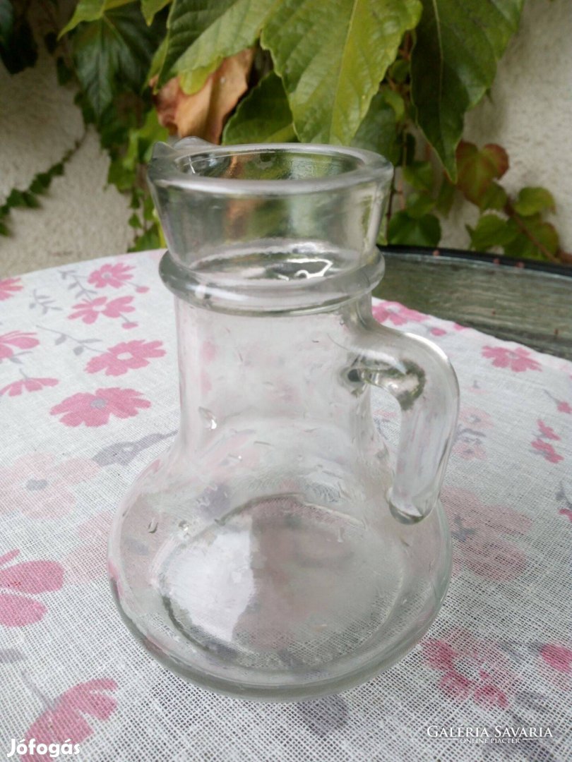 Vastag falú széles szájú 3 dl kis kancsó, kiöntő