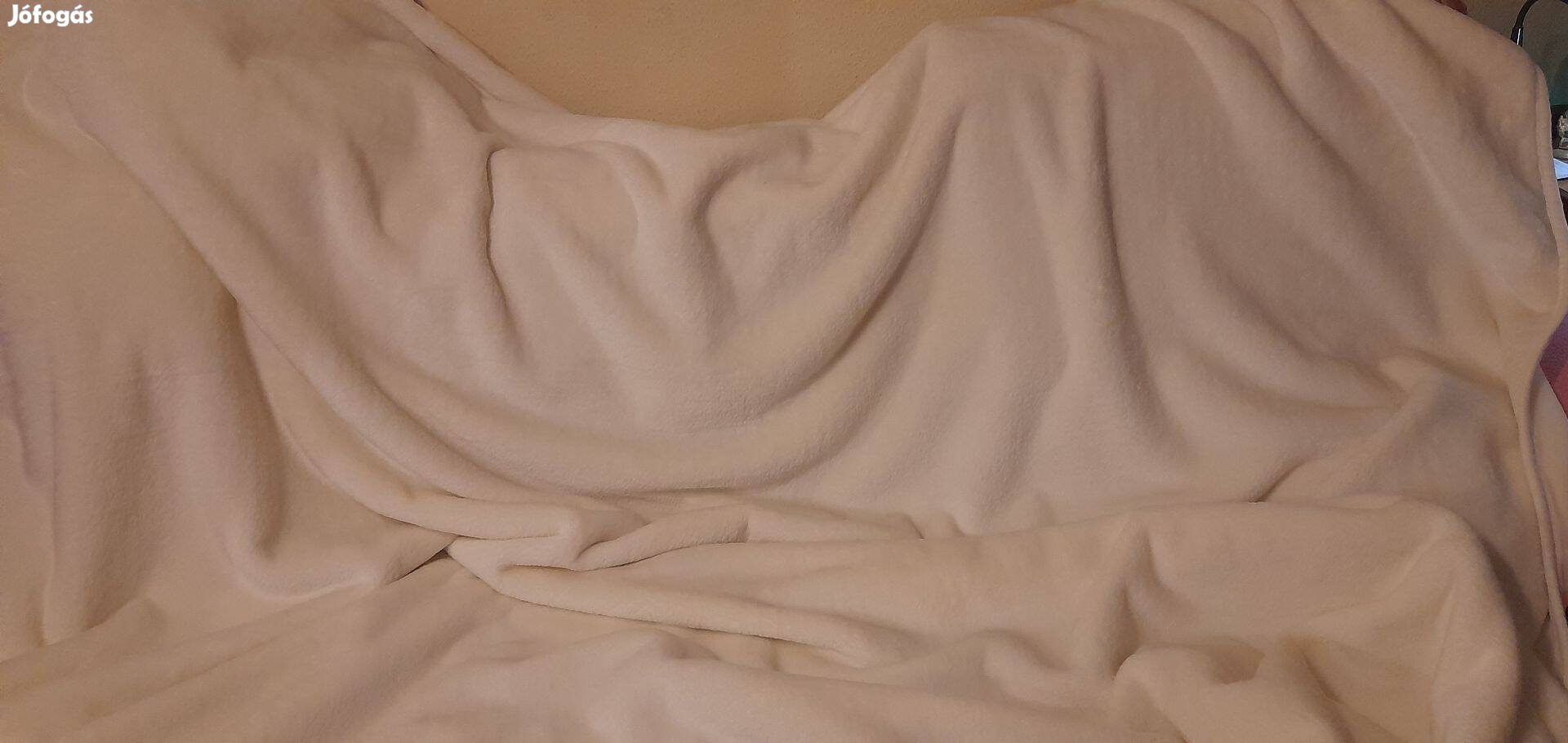 Vastag krémszínű ágytakaró
